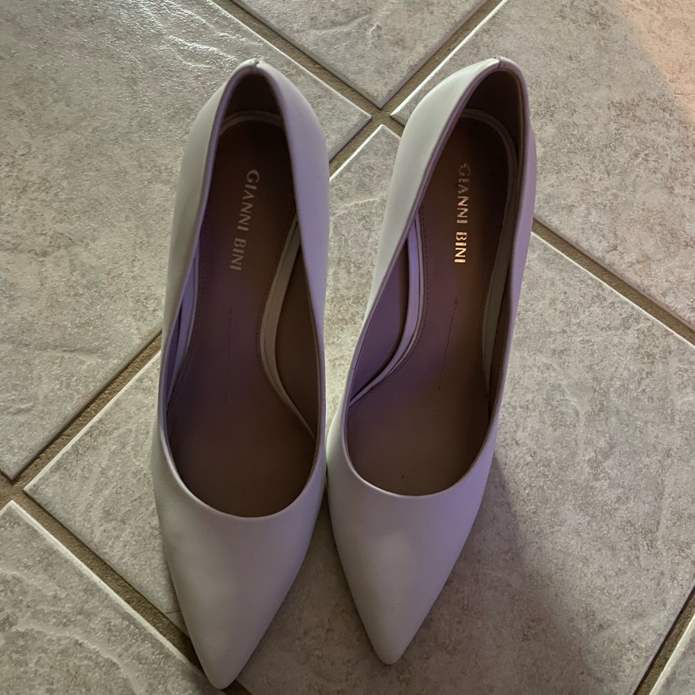 Gianni Bini White pointed toe Pumps